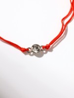 Браслет-оберег «Красная нить» рука счастья Хамса с кристаллом, белый в серебре, d=5.5 см