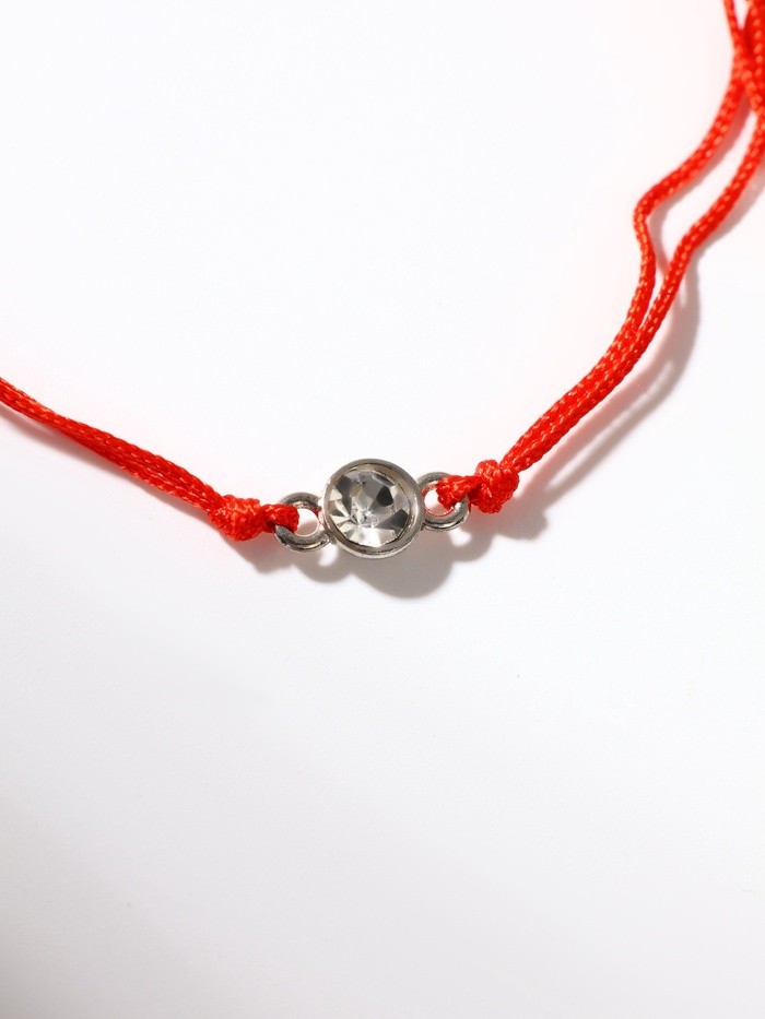 Браслет-оберег «Красная нить» рука счастья Хамса с кристаллом, белый в серебре, d=5.5 см