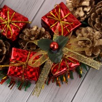 Новогодний венок d-22 см «Зимнее волшебство. Шишки и красные подарки» на дверь, на стену
