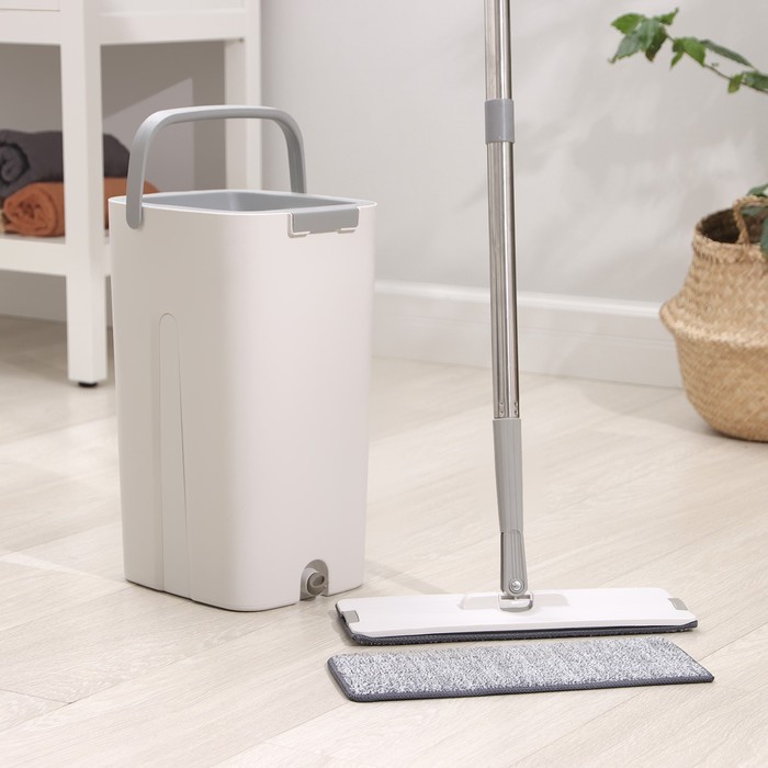 Набор для уборки Raccoon: ведро с отсеками, швабра плоская, 2 кармана, 32×12×142 см, дополнительная насадка из микрофибры
