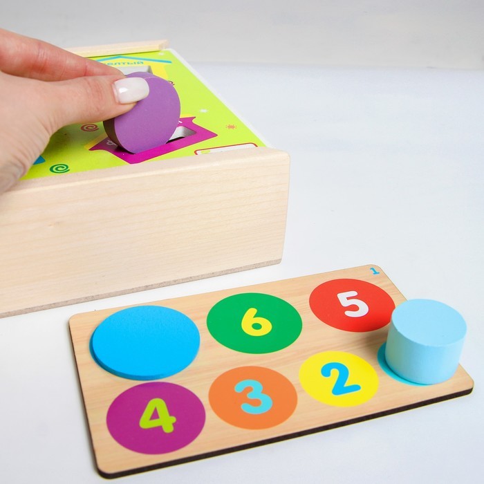 Сортер «Учим цвета и размеры» Коробка, 3 карточки с заданиями, крышка двухсторонняя с 7 прорезями, 28 деталей