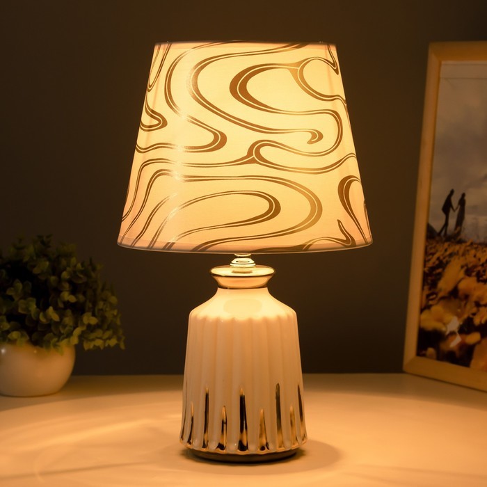 Настольная лампа "Николь" Е14 40Вт золото белый 20х20х33см RISALUX Настольная лампа "Николь" Е14 40Вт золото белый 20х20х33см RISALUX