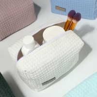 Косметичка женская на молнии TEXTURA, объёмная, средняя, мягкая, вафельная текстура, белая