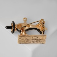 Брошь «Швейная машина», чёрная в золоте