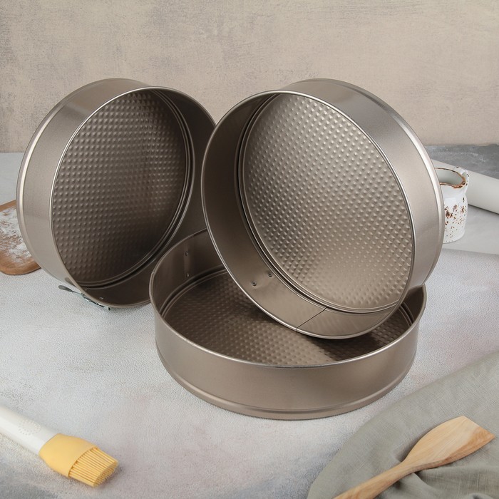 Набор форм для выпечки разъёмных Доляна «Круг. Рэнди», 3 предмета: d=24/26/28 см, антипригарное покрытие, цвет золотой