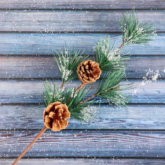 Еловая ветка новогодняя «Зимнее волшебство. Очарование», пластик, хвоя с шишками в снегу, 29 см
