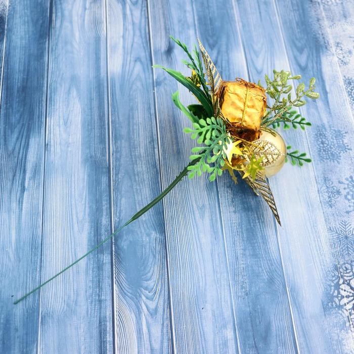 Новогодняя ветка декоративная «Зимнее волшебство. Сказка», пластик, шарик, подарок, бубенчик, 15 см, золото