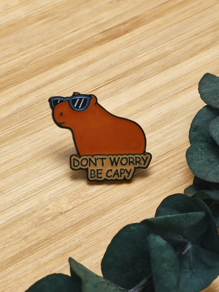 Значок «Капибара не волнуйся», оранжевый в чёрном металле