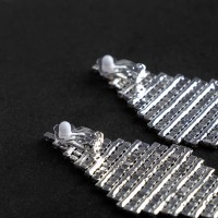 Клипсы для ушей висячие со стразами QF «Вечеринка», треугольник, цвет белый в серебре