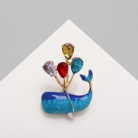 Брошь «Кит» улыбчивый, цветная в золоте