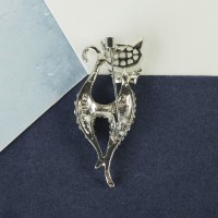 Брошь «Кошка» изящная с бантом, белая в серебре