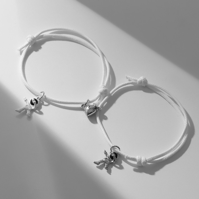 Браслеты парные «Неразлучники» на магните, космонавты с сердечком, белые, d=8 см