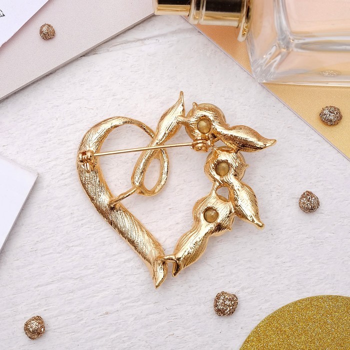 Брошь «Сердце» в ягодах, белая в золоте