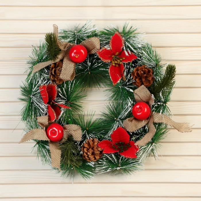 Новогодний венок d- 26 см «Зимнее волшебство. Уютная сказка» на дверь, на стену, декор алые цветы, шишки