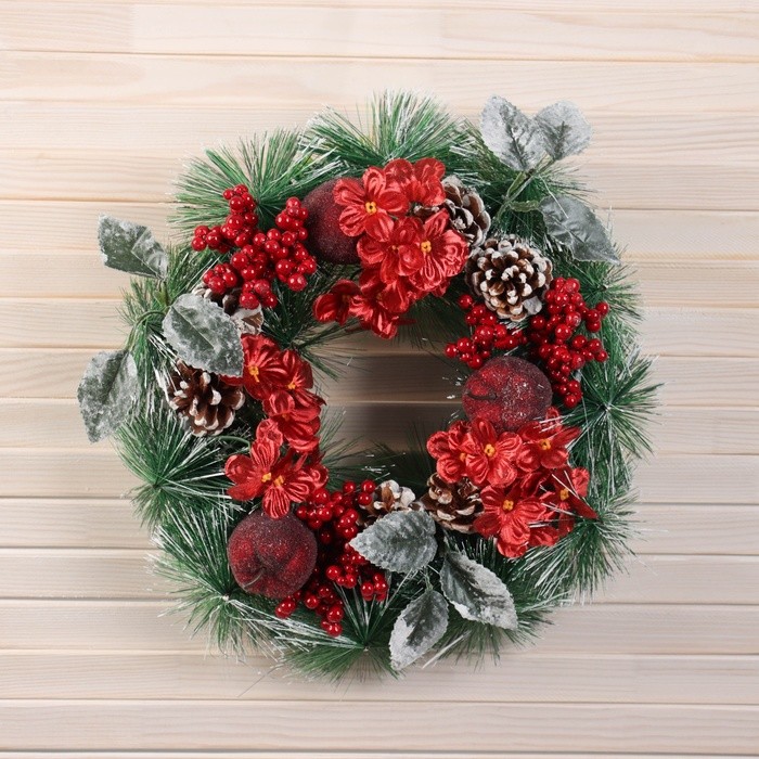 Новогодний венок d-30 см «Зимнее волшебство. Лесной фестиваль» на дверь, на стену, декор мелкие цветы, листья