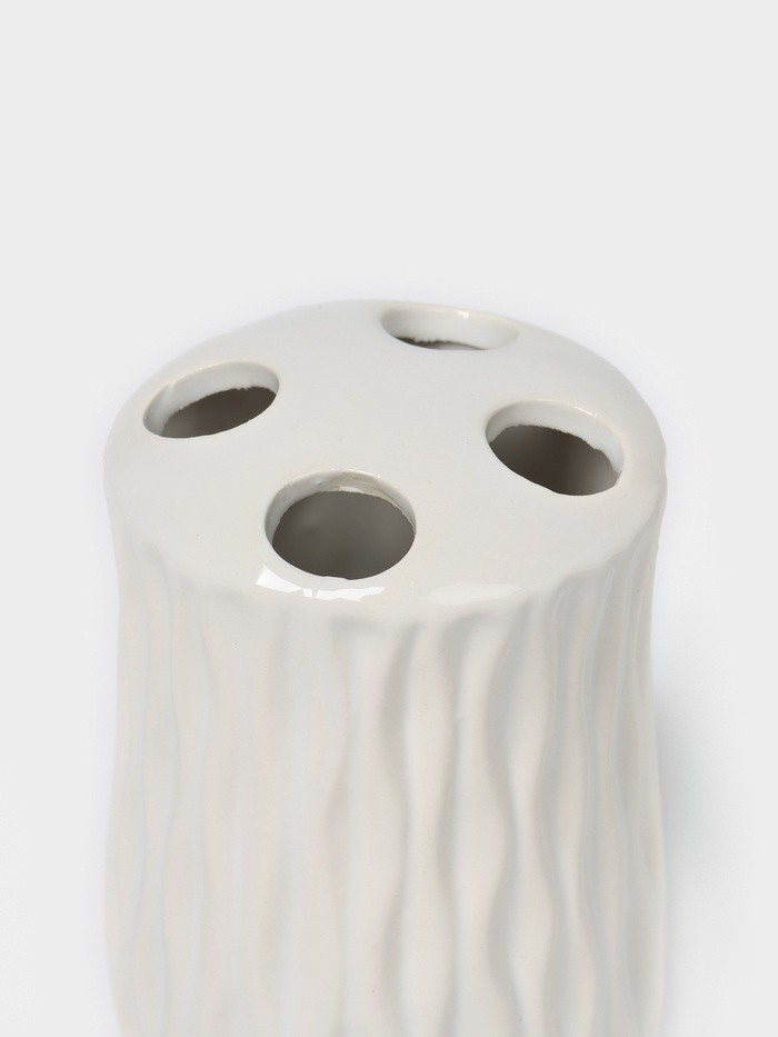 Набор аксессуаров для ванной комнаты Доляна «Течение», 4 предмета, дозатор 350 мл, мыльница, два стакана 300 мл, белый