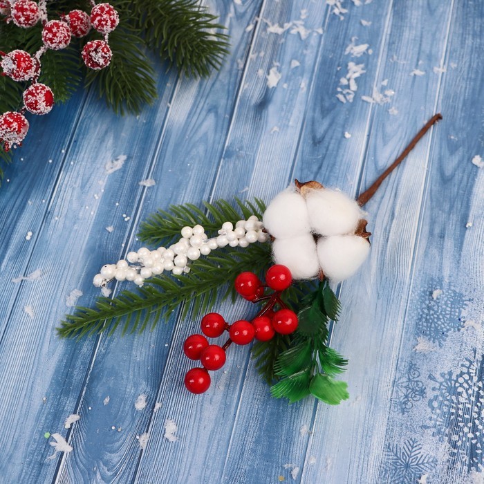 Новогодняя ветка декоративная «Зимнее волшебство. Грёзы», пластик, хлопок, ягоды, еловые, 21 см