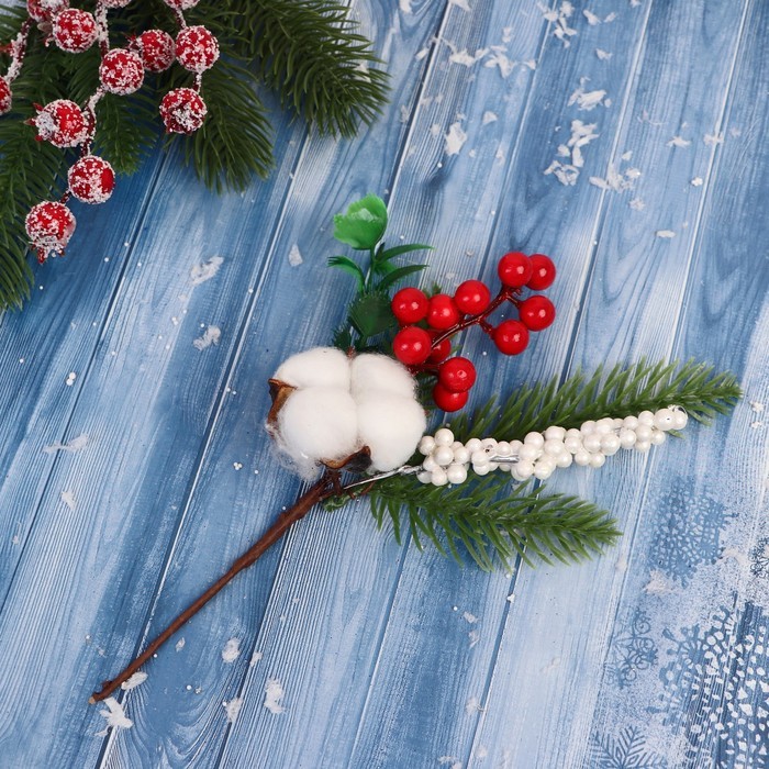 Новогодняя ветка декоративная «Зимнее волшебство. Грёзы», пластик, хлопок, ягоды, еловые, 21 см