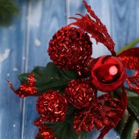 Новогодняя ветка декоративная «Зимнее волшебство. Грёзы», пластик, красные шары, листья, 16 см