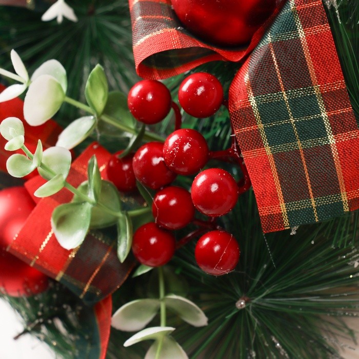 Новогодний венок d-24 см «Зимнее волшебство. Яркая сказка» на дверь, на стену, декор зелень, ягоды