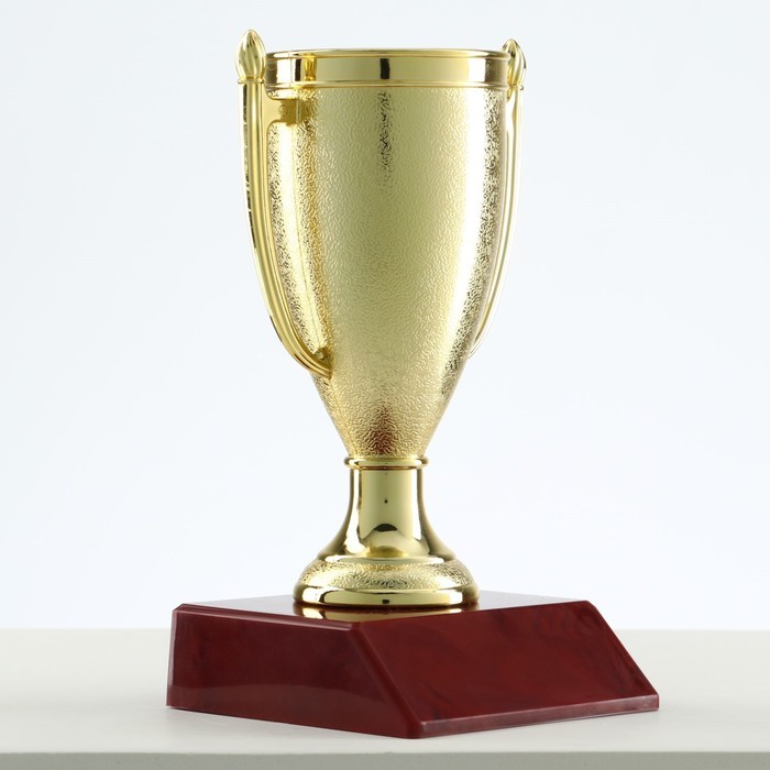 Кубок 056, наградная фигура, золото, подставка пластик, 12×6.3×6.3 см