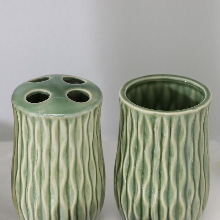 Набор аксессуаров для ванной комнаты Доляна «Волны», 4 предмета (дозатор 340 мл, мыльница, 2 стакана 330 мл), цвет зелёный