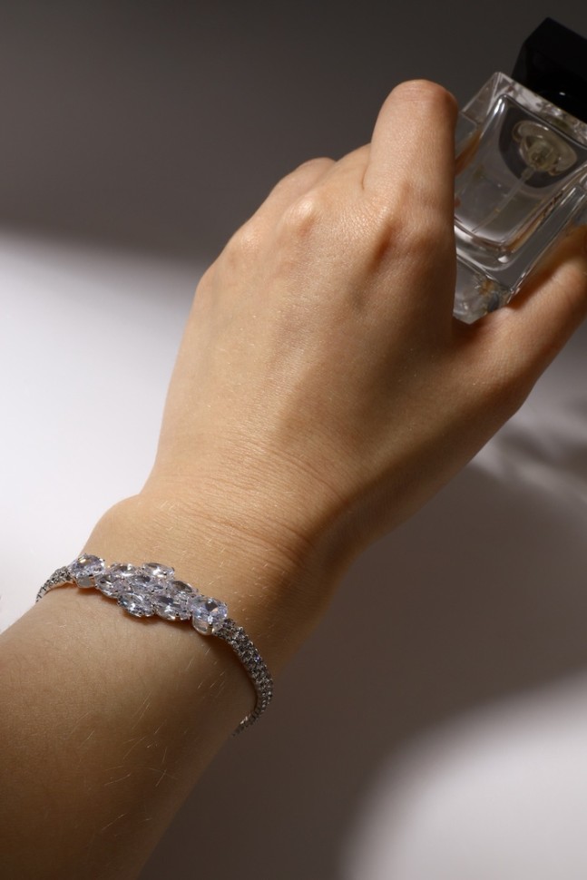 Браслет со стразами «Циркон» изыск, узор, цвет белый в серебре, 15см