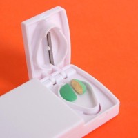 Таблетница с делителем, 2 секции, 9.5×5×1.5 см, белая, жёлтая, фиолетовая