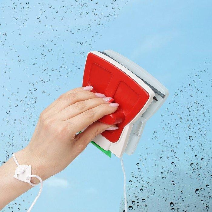 Магнитная щётка для мытья окон с двух сторон Доляна, прямоугольная, с водосгоном и скребком, на стекло 18-30 мм