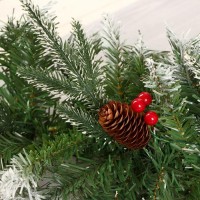 Новогодняя хвойная гирлянда 270 см «Зимнее волшебство. Зимний шик» на дверь, на стену, сваг еловый, декор шишки, ягоды, 220 веток