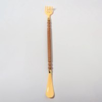 Массажёр - чесалка, универсальный, с ложкой, деревянный, 47×4×3 см, жёлтый