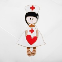 Брошь «Медсестра» с сердцем, цветная в золоте