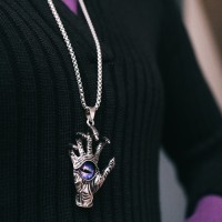 Кулон амулет «Помпеи» око в ладони, фиолетовый в чернёном серебре, 70 см