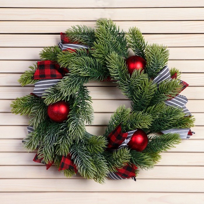 Венок новогодний d=30 см «Зимнее волшебство. Уютная сказка», с полосатыми лентами и шарами