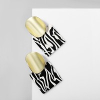 Серьги акриловые «Квадрат» с изогнутыми кругами, цвет чёрно-белый