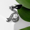Брошь «Пеликан» с жемчужиной, цвет чёрно-белый в чернёном серебре