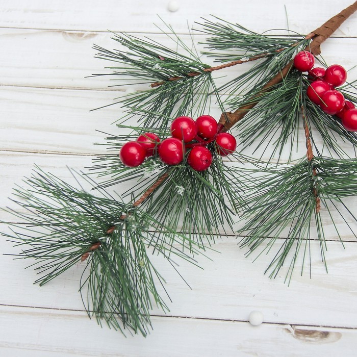 Еловая ветка новогодняя «Зимнее волшебство. Мечты», пластик, веточка ягод, 46 см