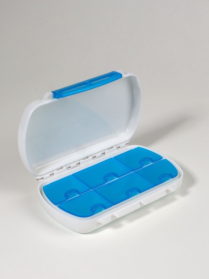 Таблетница, 12×7.5×2.8 см, 6 секций, белая, голубая