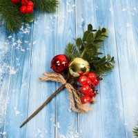 Еловая ветка новогодняя «Зимнее волшебство. Грёзы», пластик, ягоды, шары, листочки, 23 см