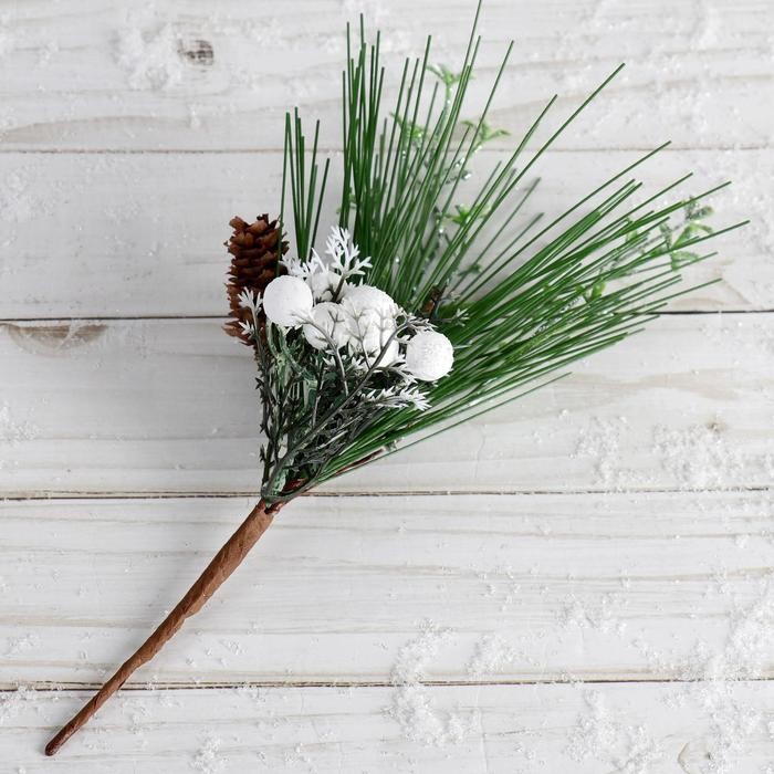 Еловая ветка новогодняя «Зимнее волшебство. Очарование», пластик, белые ягоды и шишка, 19 см