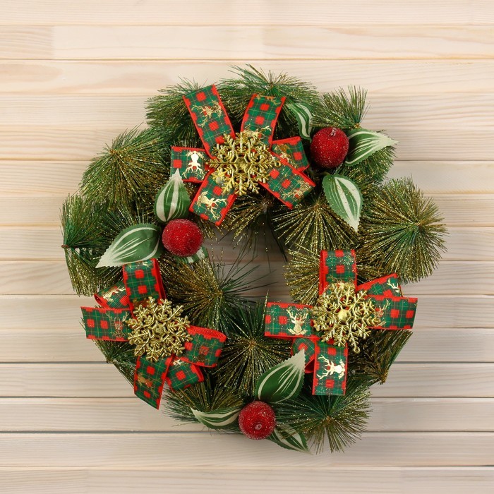 Новогодний венок d-30 см «Зимнее волшебство. Яркая сказка» на дверь, на стену, декор бантики, снежинки