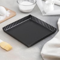 Форма для выпечки Доляна «Жаклин. Рифлёный квадрат», 21×2,5 см, съёмное дно, антипригарное покрытие, цвет чёрный