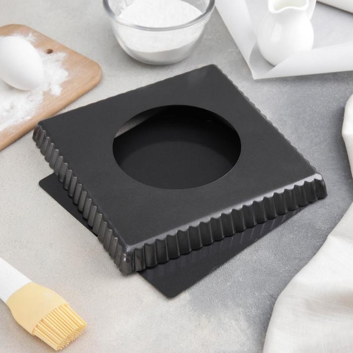 Форма для выпечки Доляна «Жаклин. Рифлёный квадрат», 21×2,5 см, съёмное дно, антипригарное покрытие, цвет чёрный