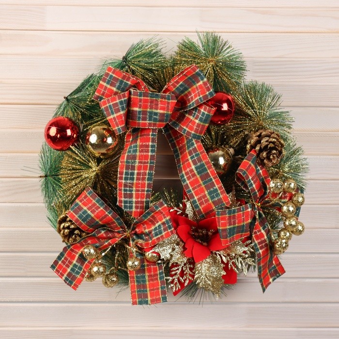 Новогодний венок d-30 см «Зимнее волшебство. Яркая сказка» на дверь, на стену, декор шары цветы ягодки шишки