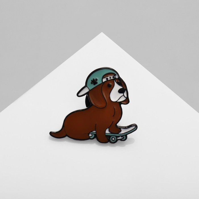 Значок «Собака» на скейте, цветной в чёрном металле