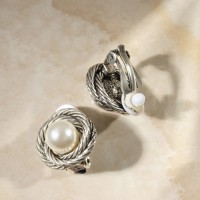 Клипсы для ушей QF «Грейс», закругление с бусиной, цвет белый в чернёном серебре