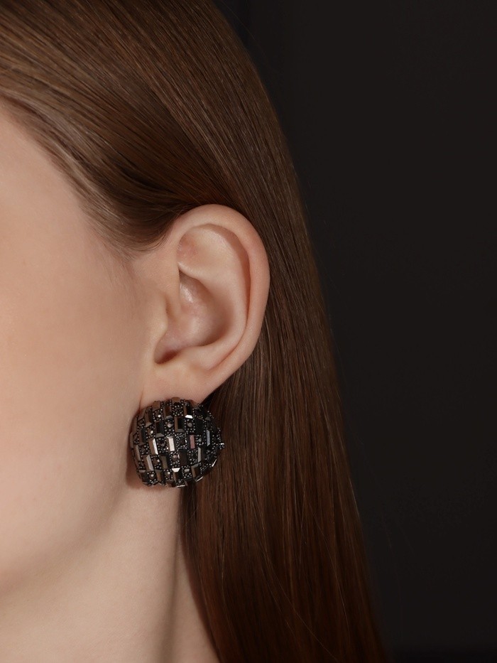 Серьги со стразами QF «Блеск» объёмные, серые в серебре