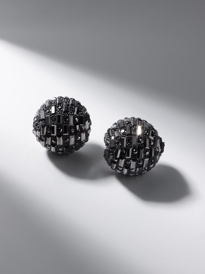 Серьги со стразами QF «Блеск» объёмные, серые в серебре