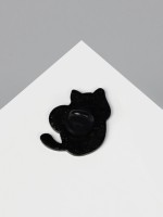 Значок «Котёнок» с клубочком, цветной в чёрном металле