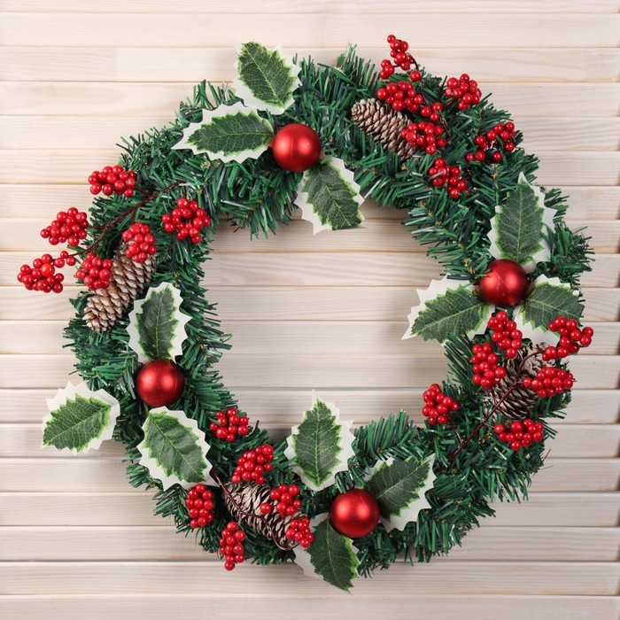 Новогодний венок d-40 см «Зимнее волшебство. Лесной фестиваль» на дверь, на стену, декор веточки с ягодами, листья